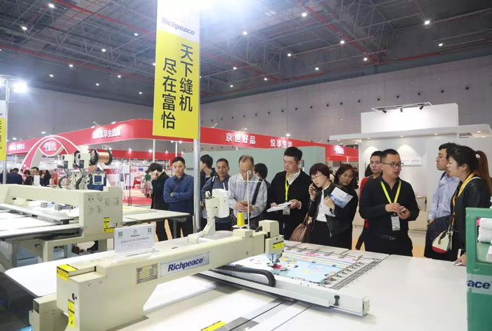 　The Richpeace booth is crowded with the customer for visiting and 
purchasing
